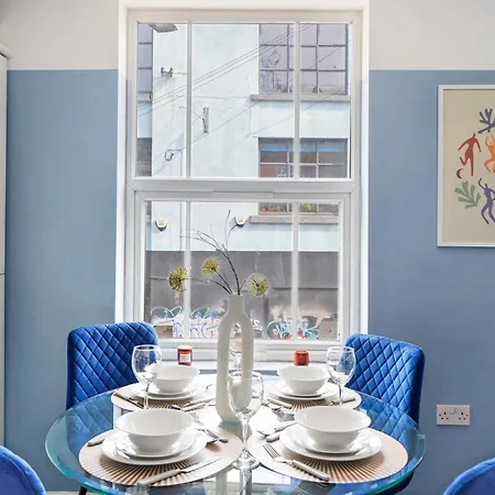 Stylish Sleek Abode - Sleeps 6 *