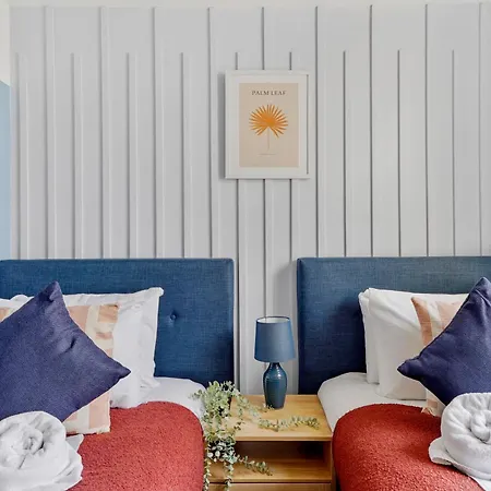 Stylish Sleek Abode - Sleeps 6 브리스틀
