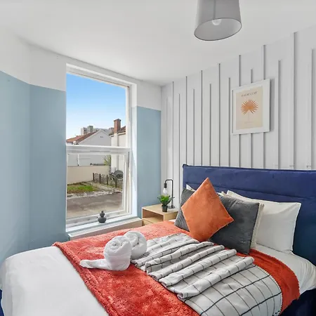 Stylish Sleek Abode - Sleeps 6 *